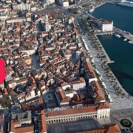 De Caris Palace Apartman *