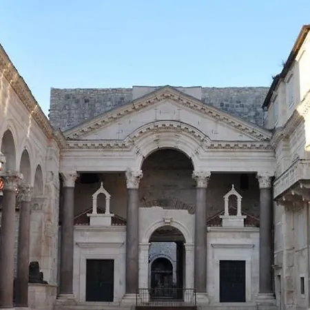 De Caris Palace Apartment *